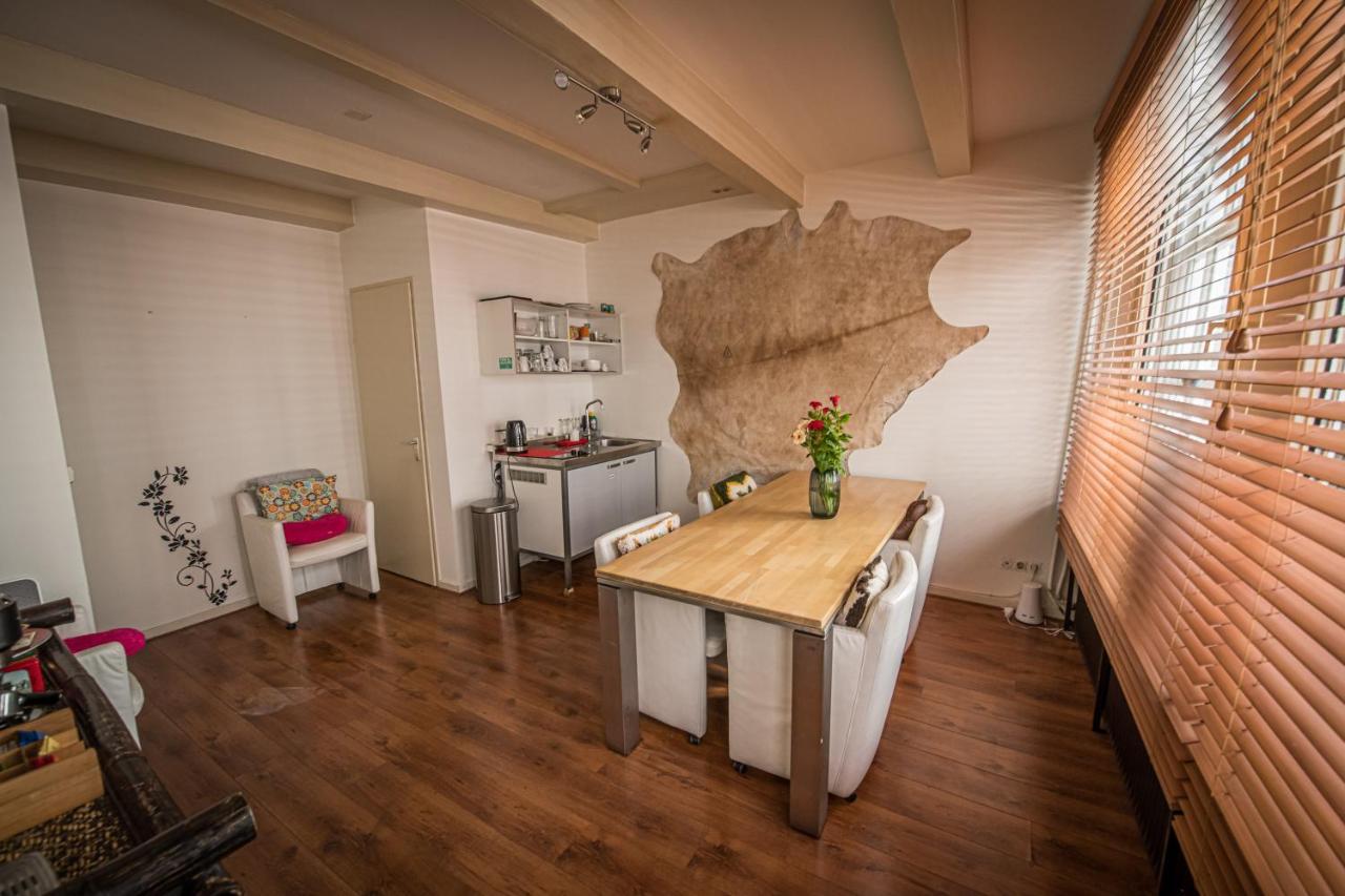 Tweepersoonskamer met 2 Aparte Bedden en Eigen Badkamer