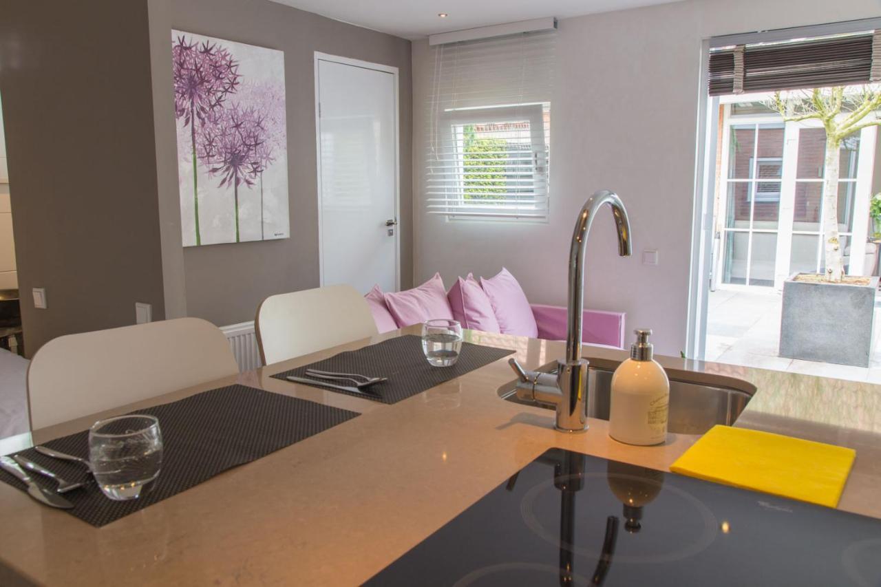 Habitación con cama grande y vistas al jardín