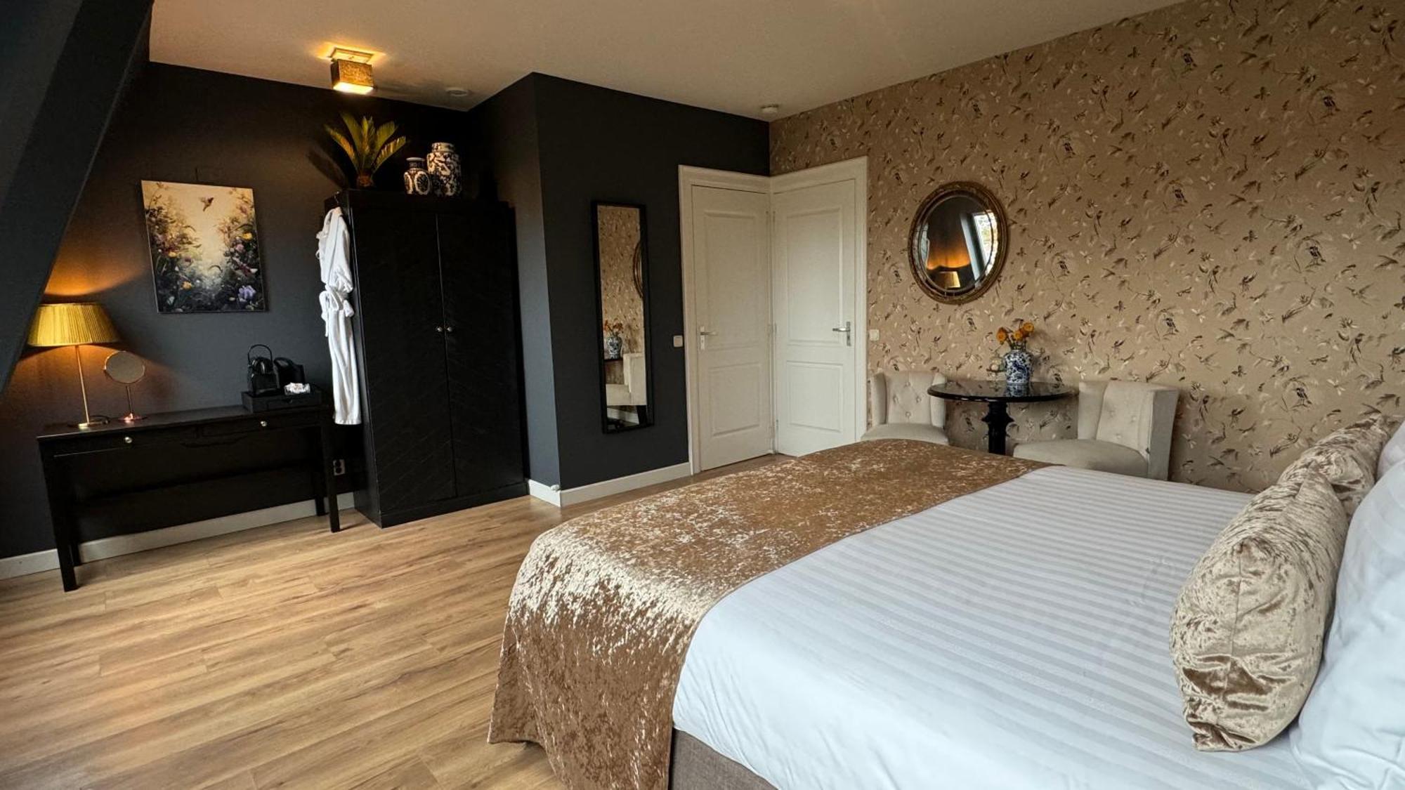 Double or Twin Room Canal View