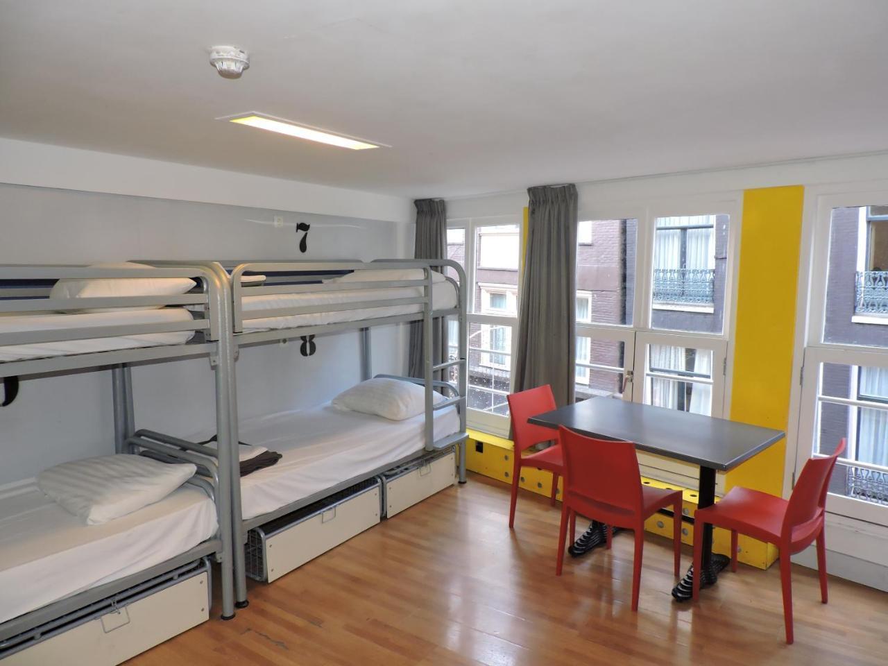 Cama en habitación compartida mixta de 10 camas