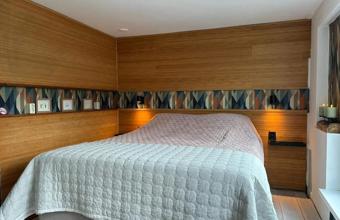 Houseboat Amsterdam-1