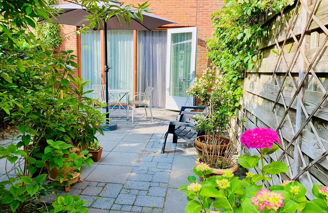 Private Studio, Patio Garden And Free Car Parking-1