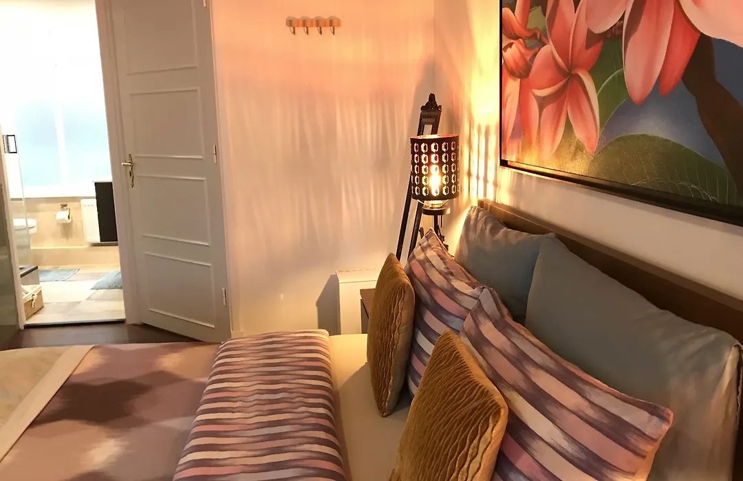 Amsterdam 4 Holiday Guestrooms-1