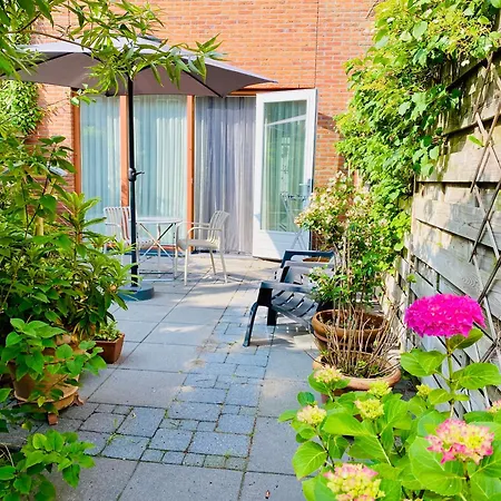 Private Studio, Patio Garden And Free Car Parking-2