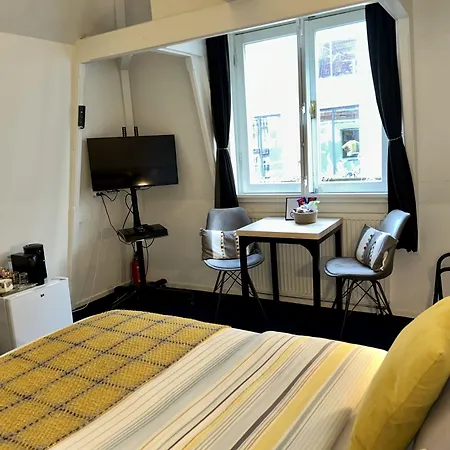 Amsterdam 4 Holiday Guestrooms-2